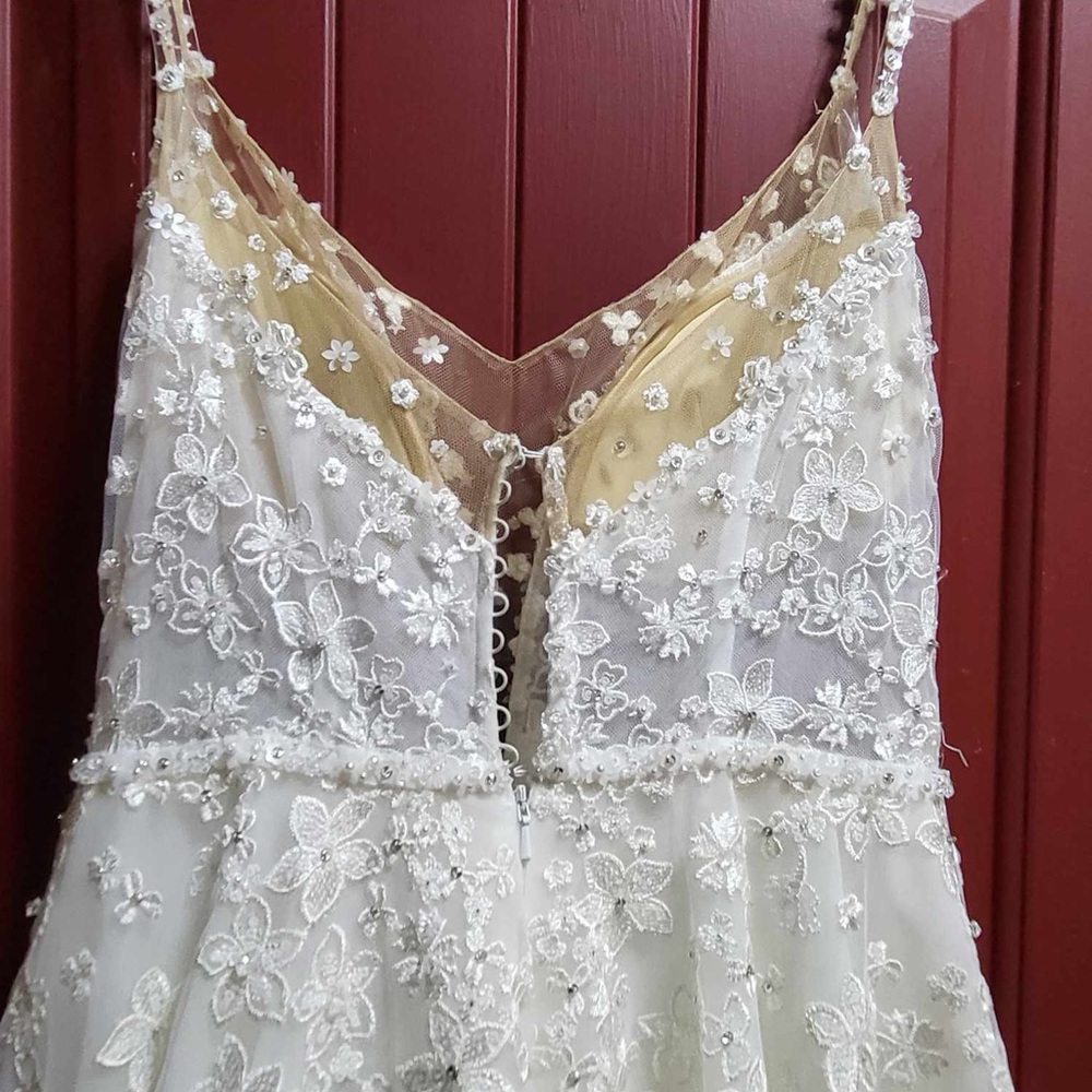A line wedding dresss - Picture 6 of 7